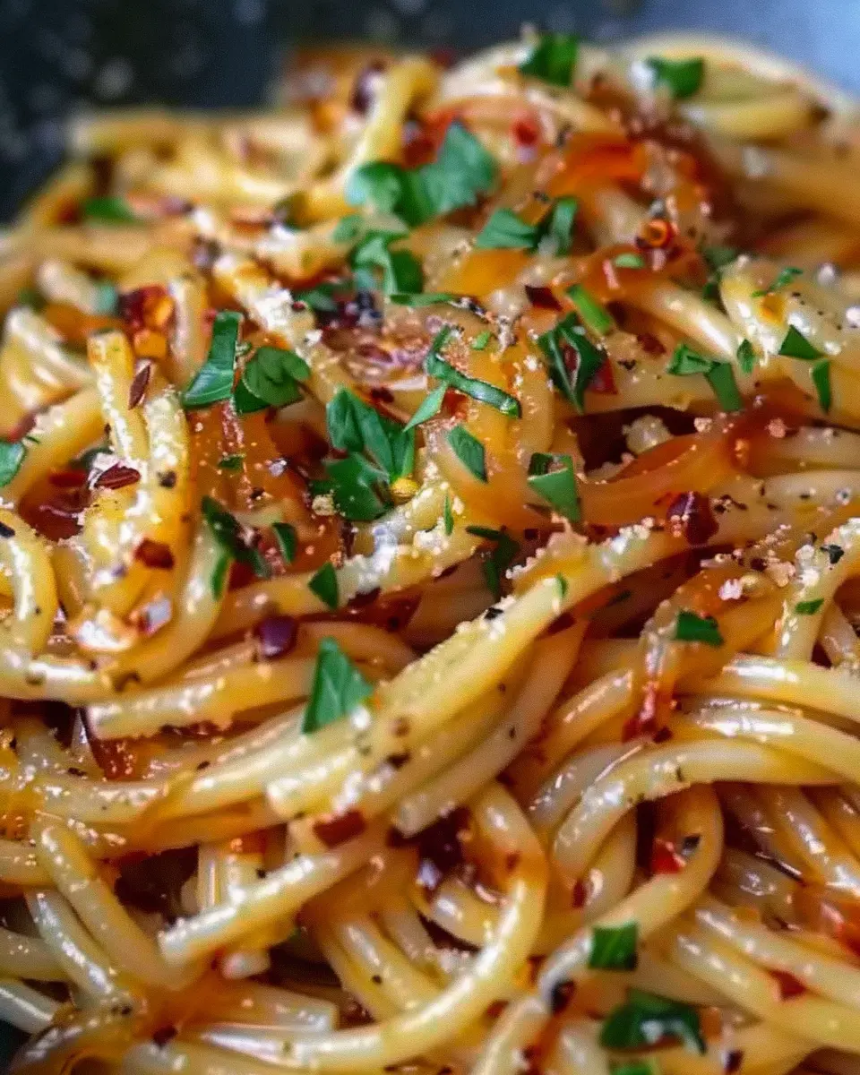 Caramelized Onion Pasta: Sweet and Spicy Flavor Bomb with Turkey Bacon